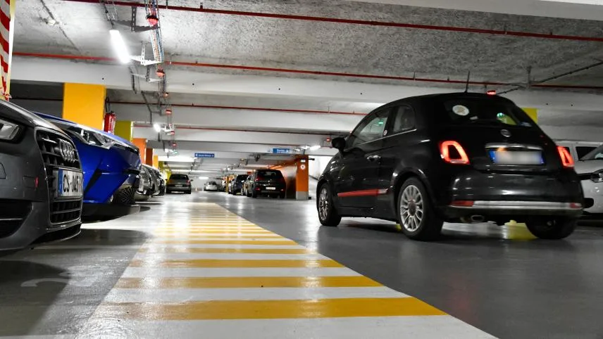 Allée d'un parking couvert avec marquages jaunes